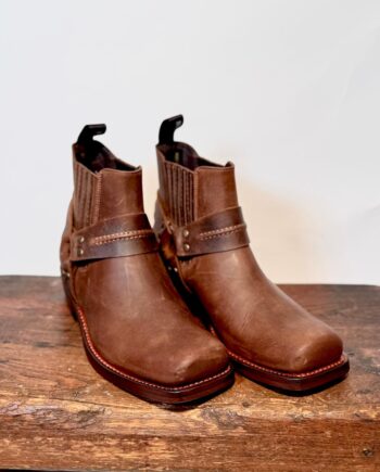 Bikerstøvle model Cruiser, er en lav brun læderstøvle i glat okselæder med harness