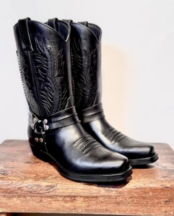 Høj bikerstøvle model Road King i sort glat okselæder med harness.