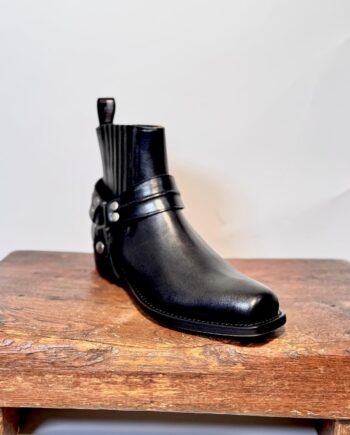 Bikerstøvle, model Lædersmeden No.1 Kort chelseastøvle i sort glat okselæder, med aftagelig harness