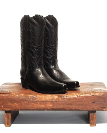 "Trans Am", lækker højskaftet cowboystøvle i sort glat olselæder med klassiske flammeinspireret syninger på skaftet. Buede snuder og let skrå hæl, gør denne læderstøvle til en god all-round støvle.