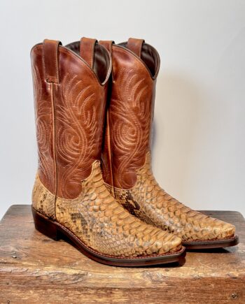 Fedeste eksotiske cowboystøvle i brun slangeskind og okselæder, med flammemønster op af det lange skaft. Let skrå hæl og snip toe snuder fuldender det klassiske westernlook.