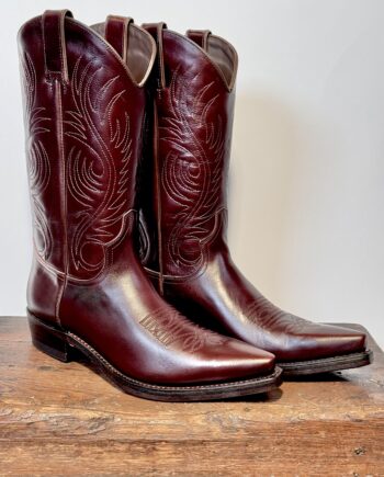 Flot langskaftet cowboystøvle, model Trans Am i kastanjebrun okselæder og snip toe.