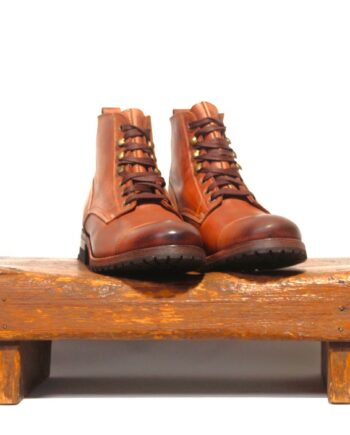 Lækker læder snørestøvle i kastanjebrun okselæder. God fritidsstøvle, med skridsikker sål.