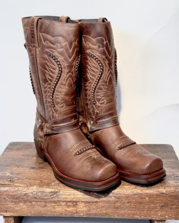 Lækker kraftig bikerstøvle i brun okselæder. Firkantet snude, harness og flotte detaljer.