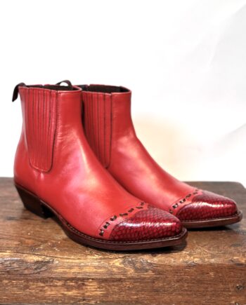Flot rød dame ankelstøvle i westernstil, produceret i kalveskind, med python på snuden.