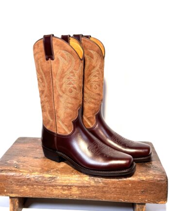 Cowboystøvle model No.1 med kastanjebrun kalveskind på foden, og brun ruskind på skaftet.